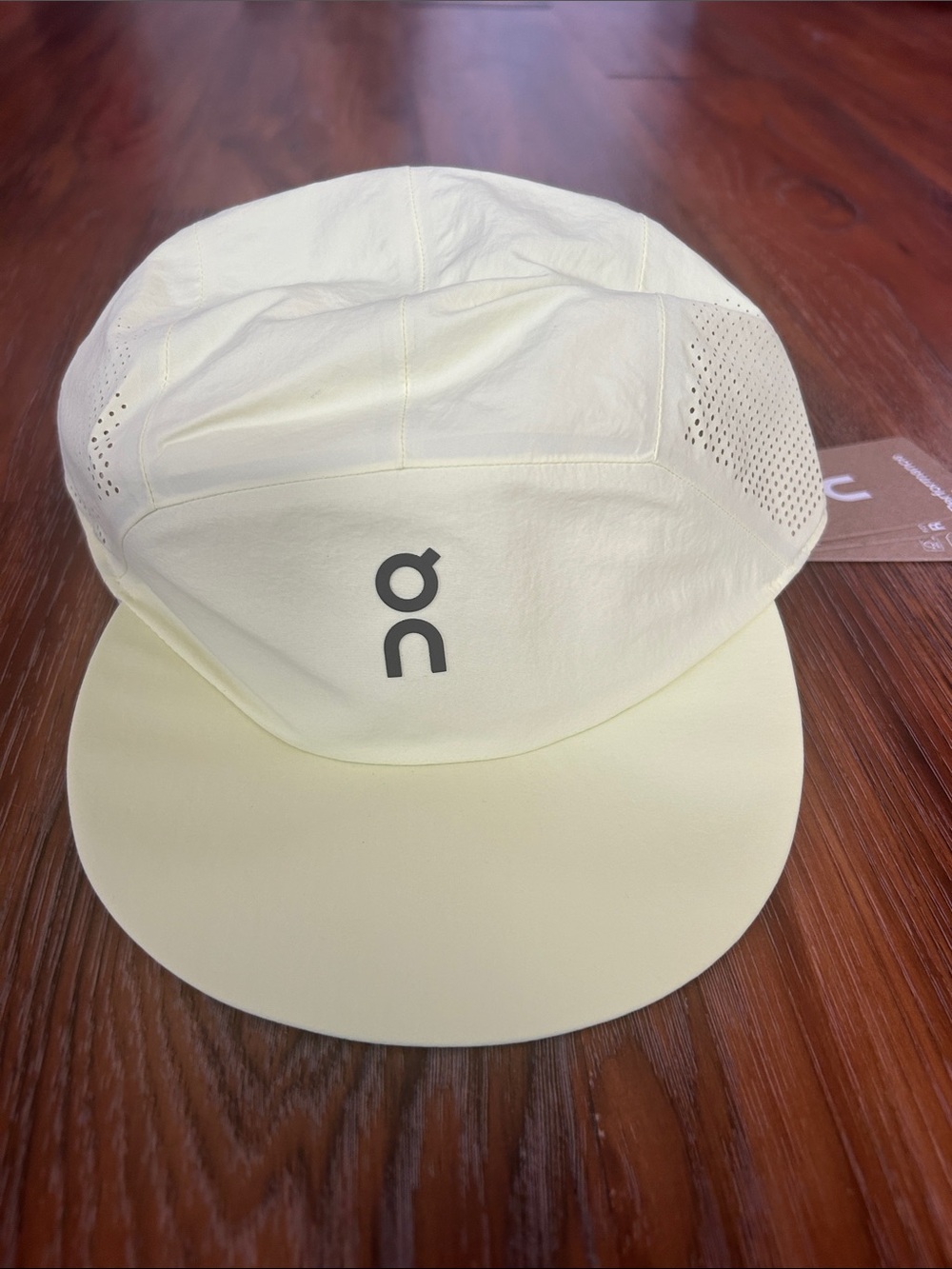 On Running Lightweight Performance Cap in Pale lemon lime ONE SIZE NWT
